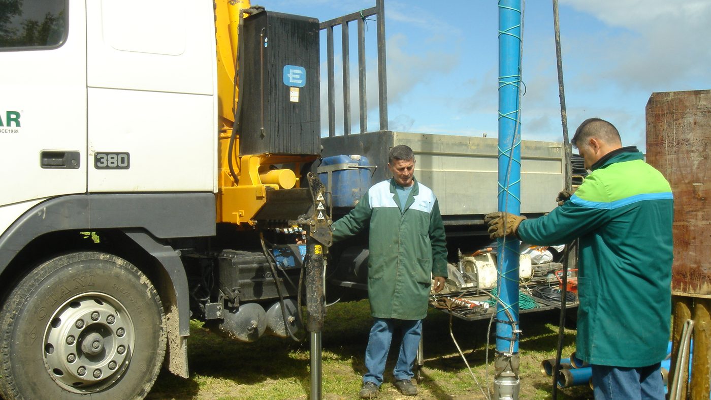 Equipa da NextGreen a montar a coluna de um furo
