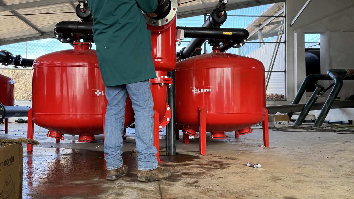 Montagem de uma bateria de filtros de areia numa estação de gota-a-gota