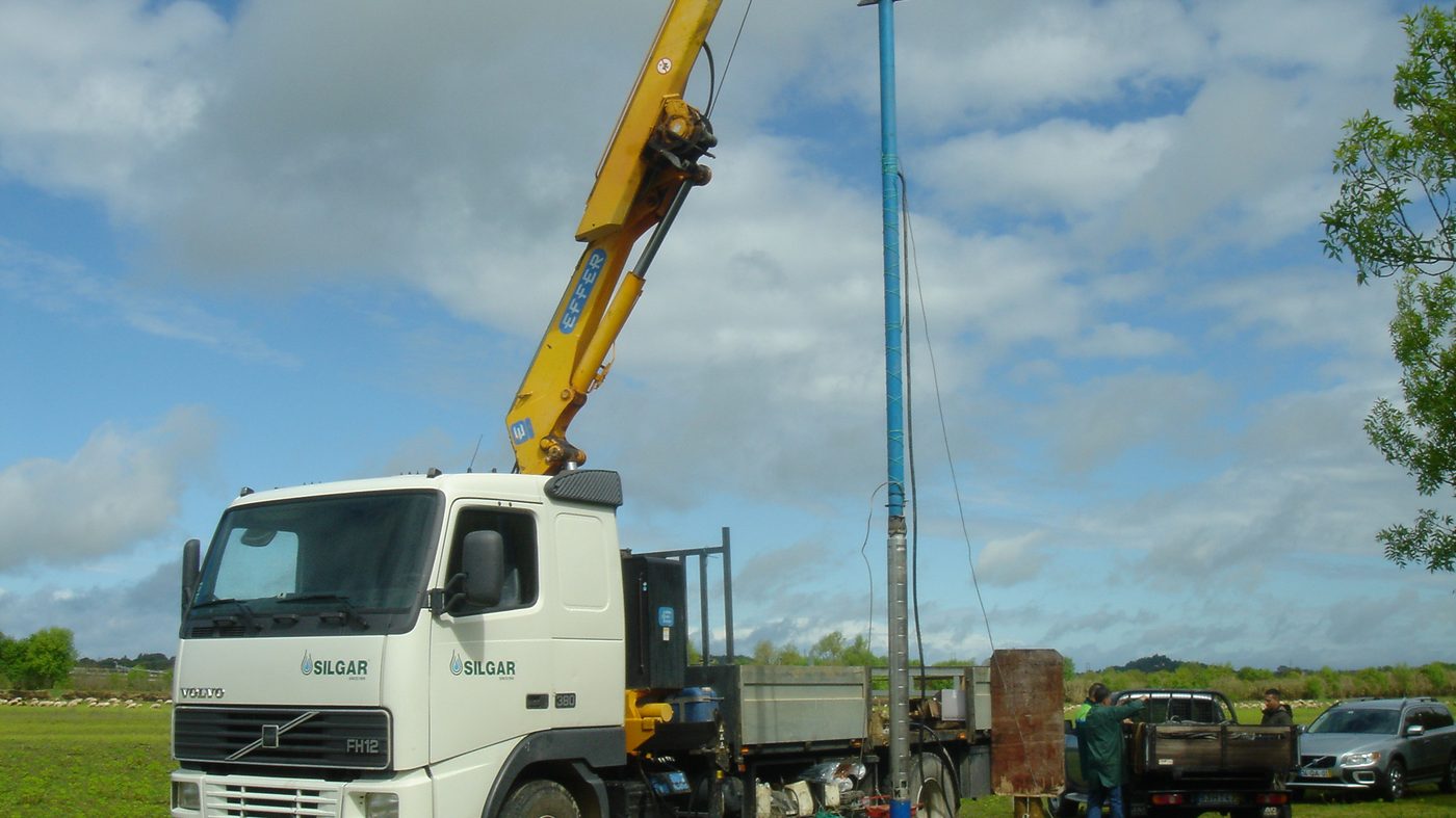 Viatura pesada com grua no local da obra
